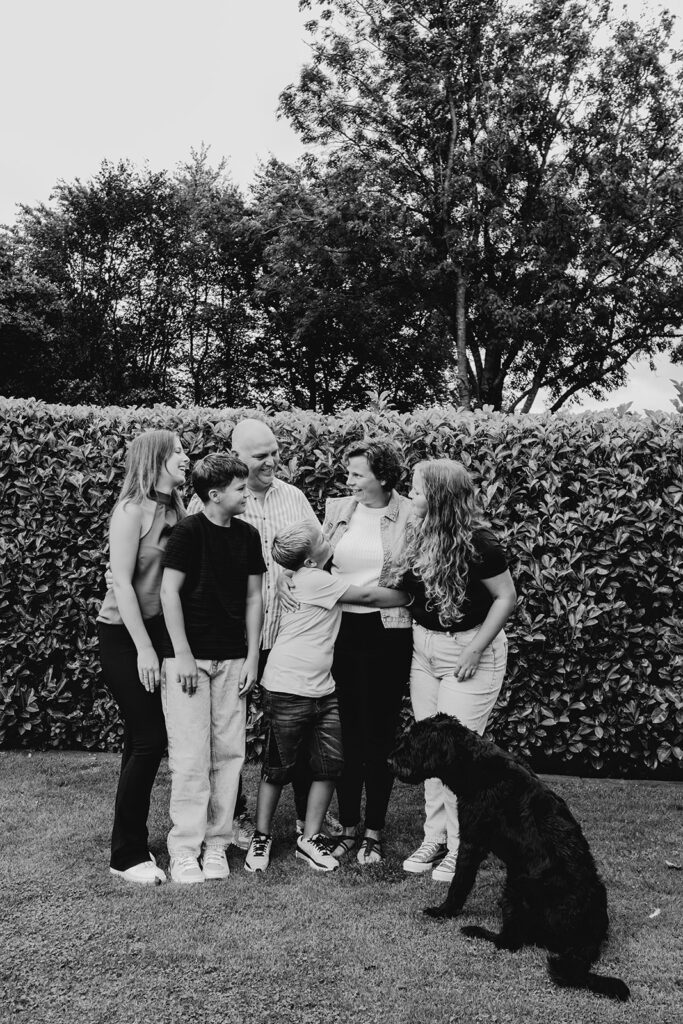 Ontspannen gezinsfotoshoot thuis in Barneveld – Marieke van Dijk Fotografie