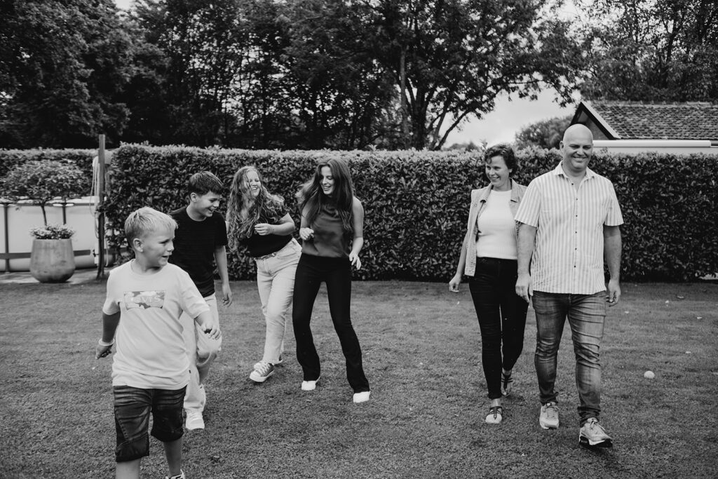 Ontspannen gezinsfotoshoot thuis in Barneveld – Marieke van Dijk Fotografie