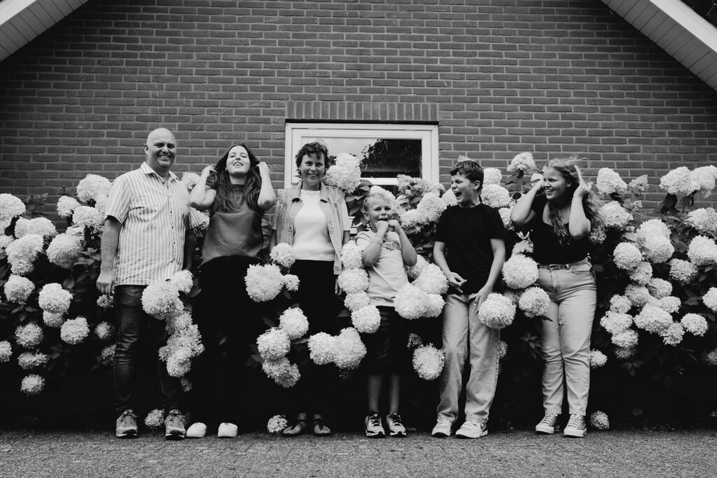 Ontspannen gezinsfotoshoot thuis in Barneveld – Marieke van Dijk Fotografie