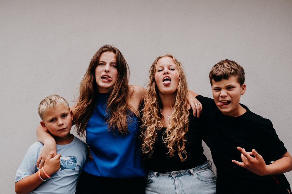 Ontspannen gezinsfotoshoot thuis in Barneveld – Marieke van Dijk Fotografie