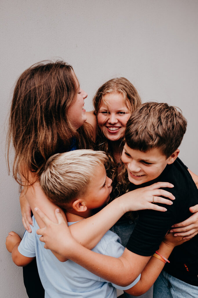 Ontspannen gezinsfotoshoot thuis in Barneveld – Marieke van Dijk Fotografie