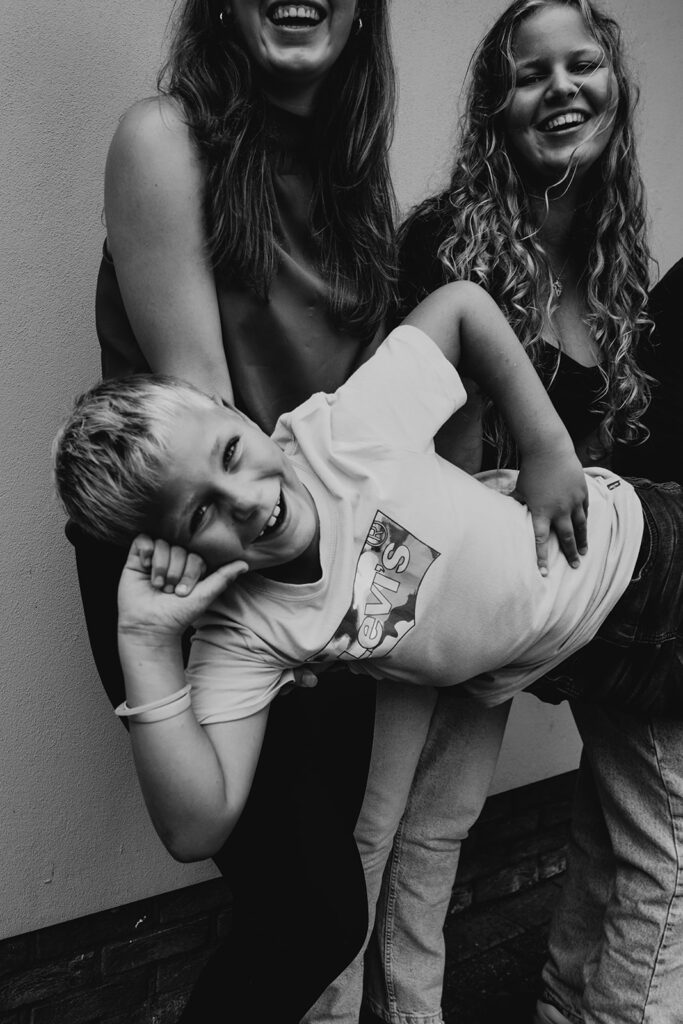 Ontspannen gezinsfotoshoot thuis in Barneveld – Marieke van Dijk Fotografie