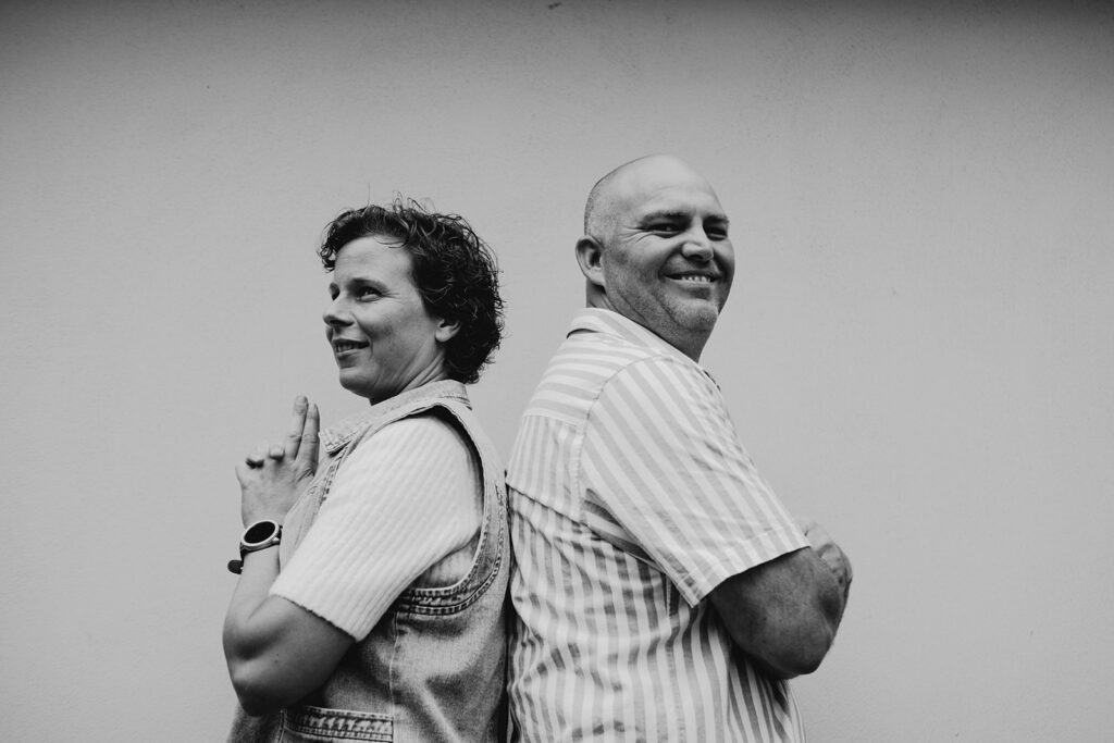 Ontspannen gezinsfotoshoot thuis in Barneveld – Marieke van Dijk Fotografie