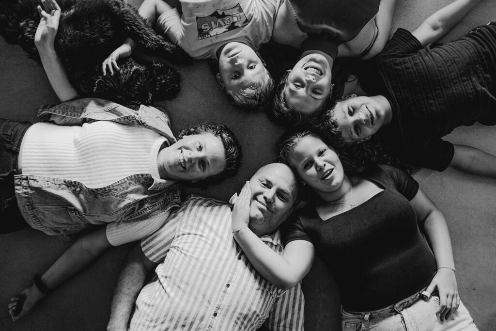 Ontspannen gezinsfotoshoot thuis in Barneveld – Marieke van Dijk Fotografie