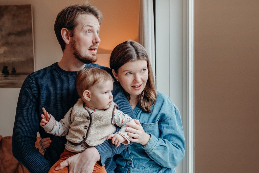 Gezinsshoot thuis onder dakraam in Leiden – Marieke van Dijk Fotografie