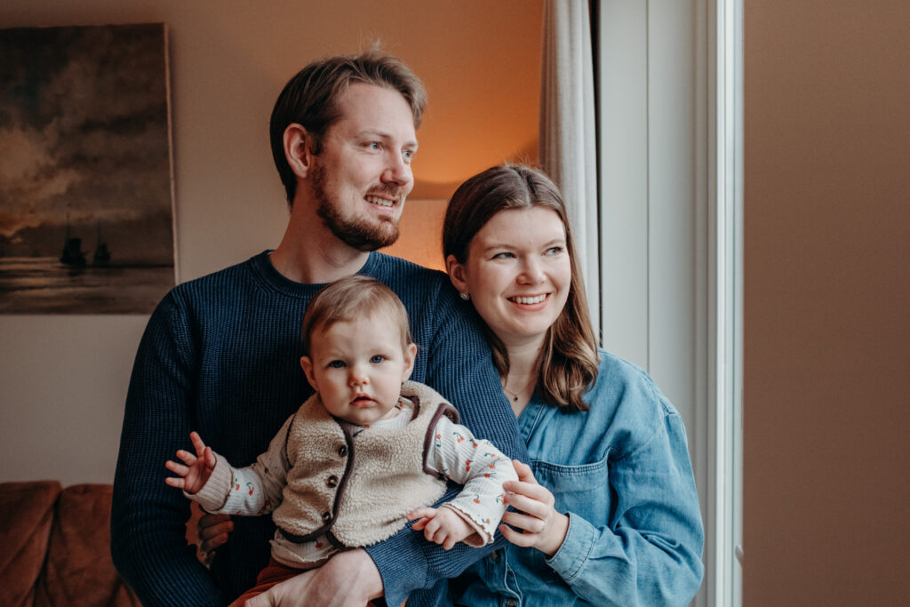 Gezinsshoot thuis onder dakraam in Leiden – Marieke van Dijk Fotografie