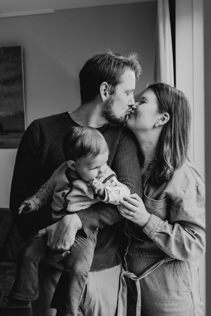 Gezinsshoot thuis onder dakraam in Leiden – Marieke van Dijk Fotografie