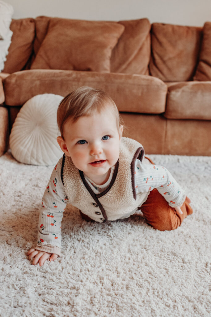 Gezinsshoot thuis onder dakraam in Leiden – Marieke van Dijk Fotografie