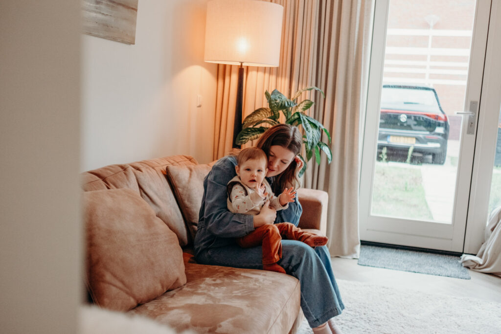 Gezinsshoot thuis onder dakraam in Leiden – Marieke van Dijk Fotografie