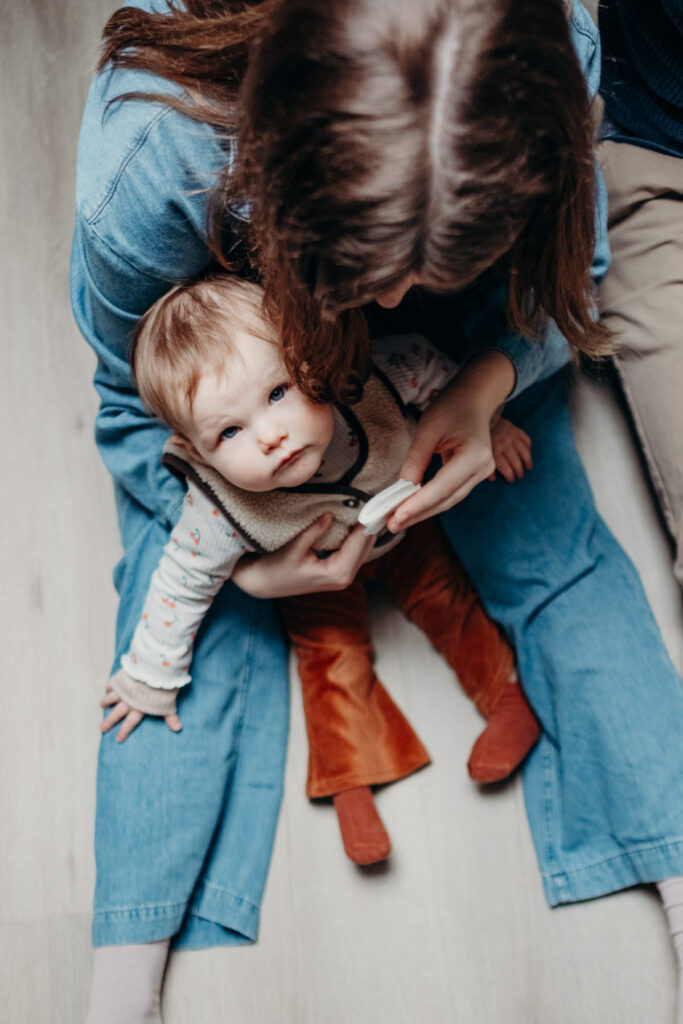 Gezinsshoot thuis onder dakraam in Leiden – Marieke van Dijk Fotografie
