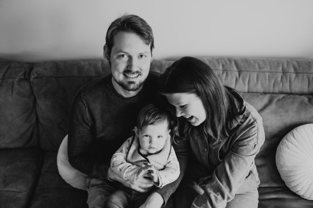 Gezinsshoot thuis onder dakraam in Leiden – Marieke van Dijk Fotografie