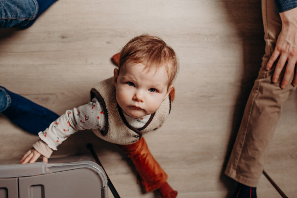 Gezinsshoot thuis onder dakraam in Leiden – Marieke van Dijk Fotografie