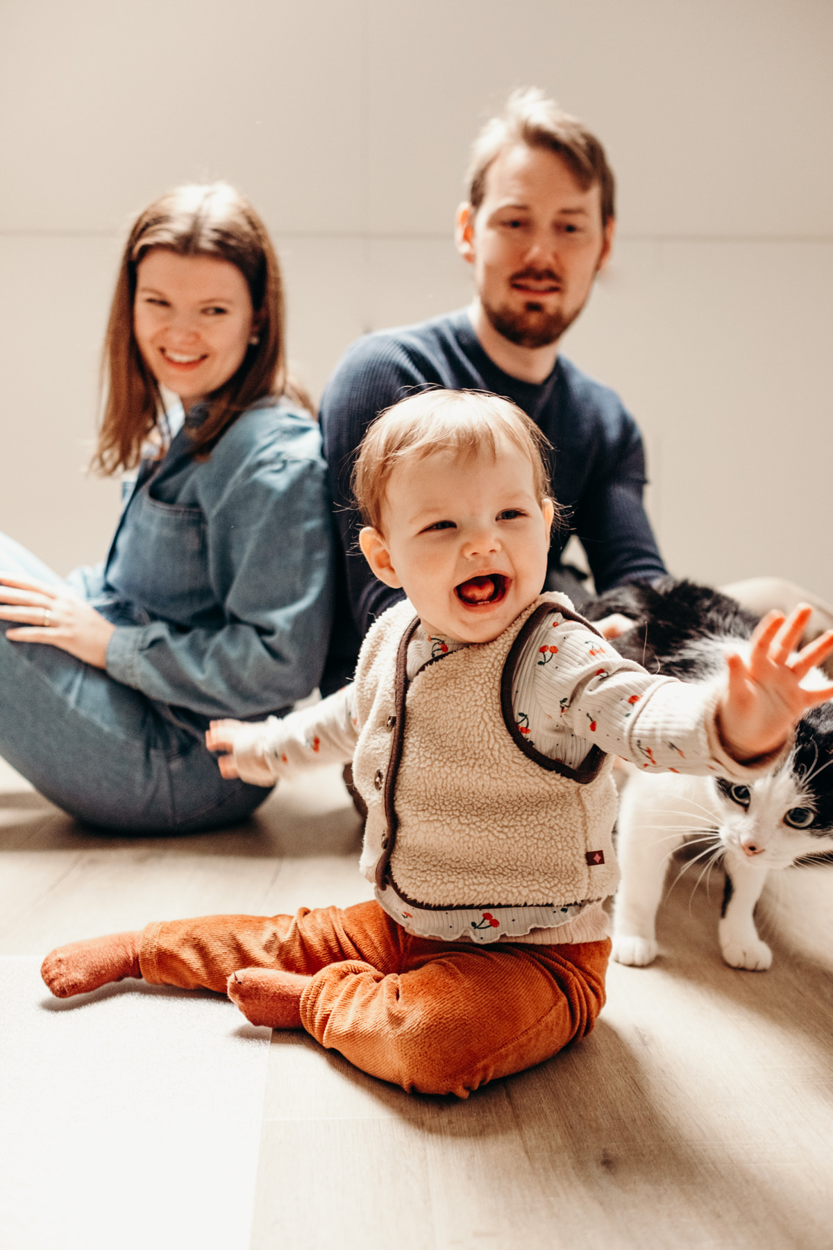 Gezinsshoot thuis onder dakraam in Leiden – Marieke van Dijk Fotografie