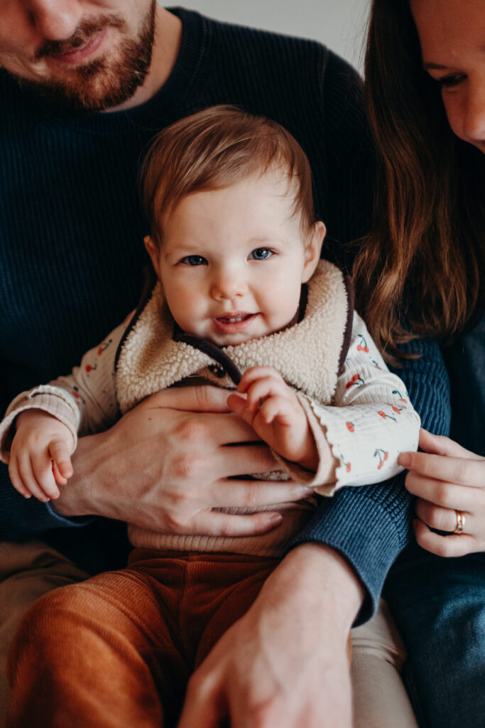 Gezinsshoot thuis onder dakraam in Leiden – Marieke van Dijk Fotografie