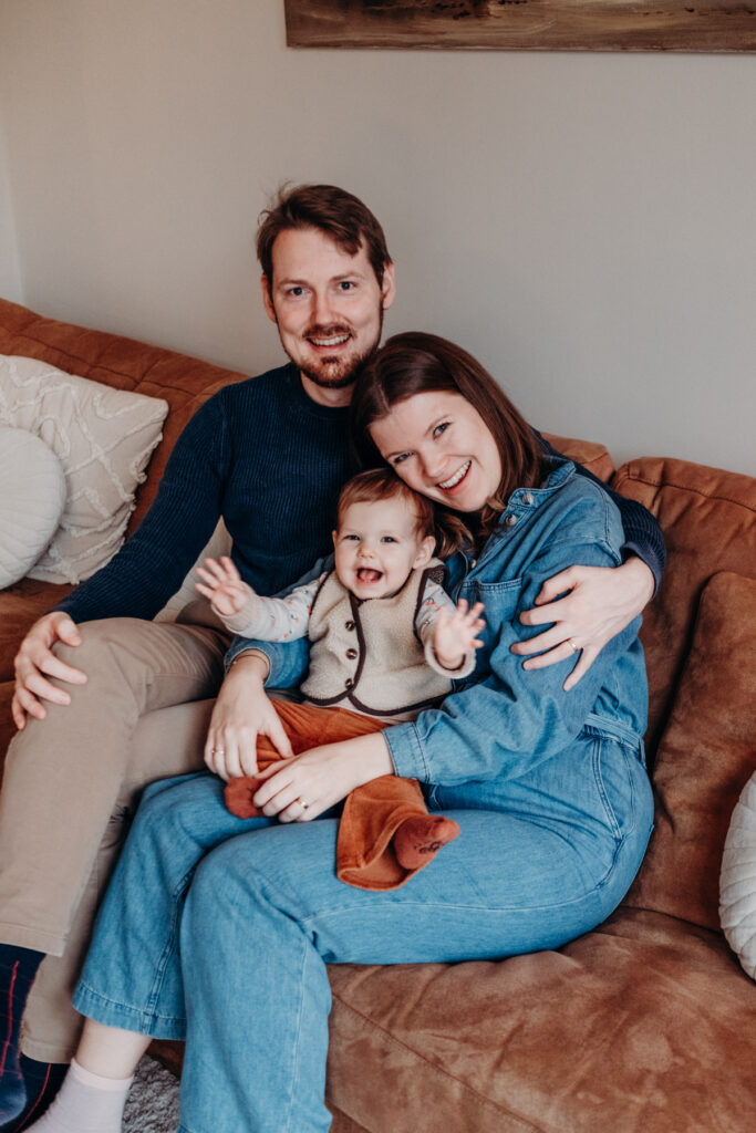 Gezinsshoot thuis onder dakraam in Leiden – Marieke van Dijk Fotografie