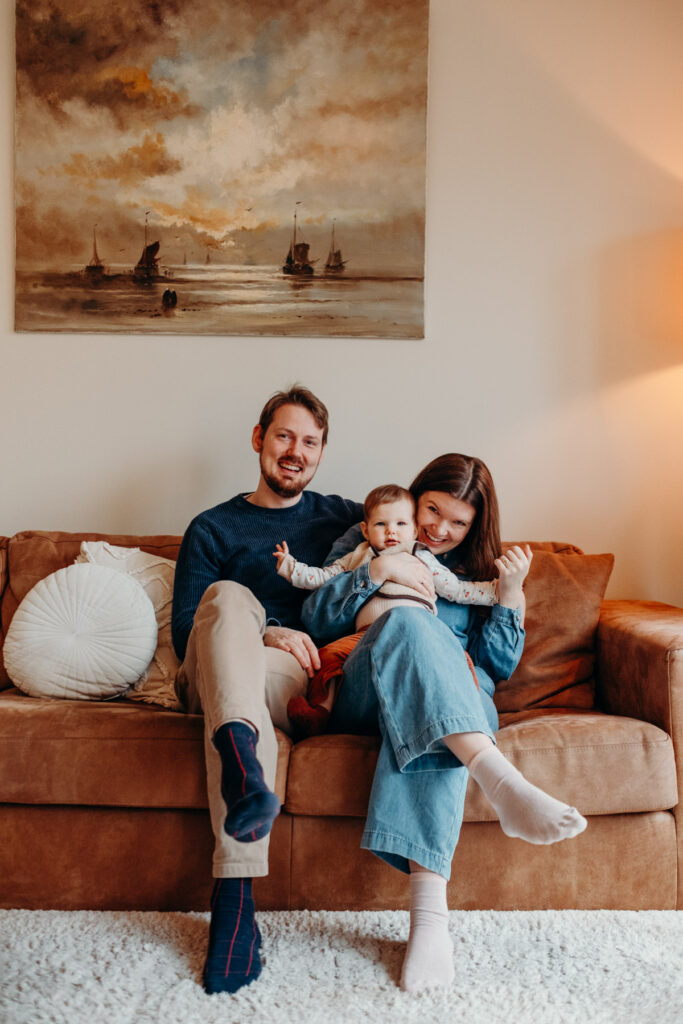 Gezinsshoot thuis onder dakraam in Leiden – Marieke van Dijk Fotografie