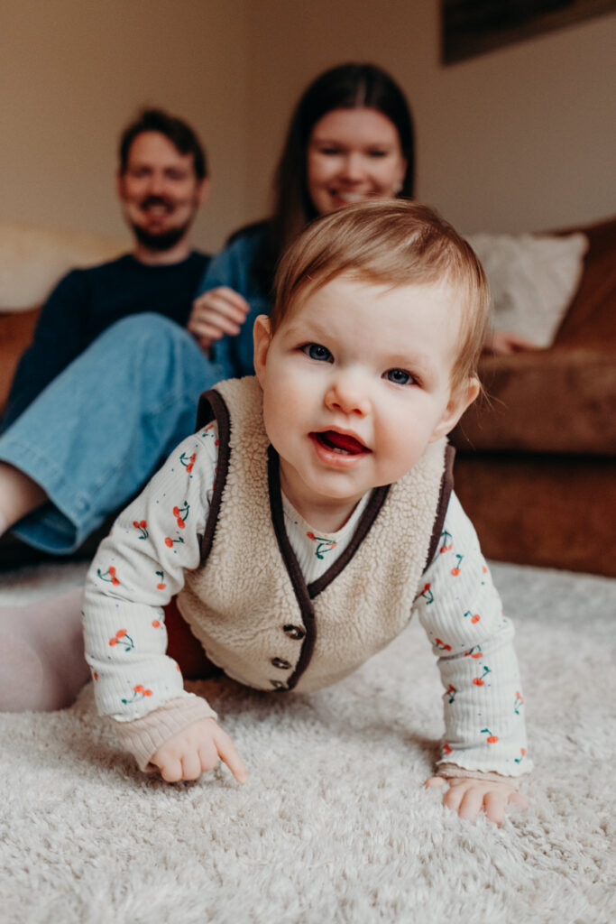 Gezinsshoot thuis onder dakraam in Leiden – Marieke van Dijk Fotografie