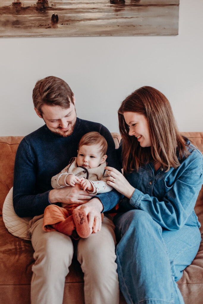 Gezinsshoot thuis onder dakraam in Leiden – Marieke van Dijk Fotografie