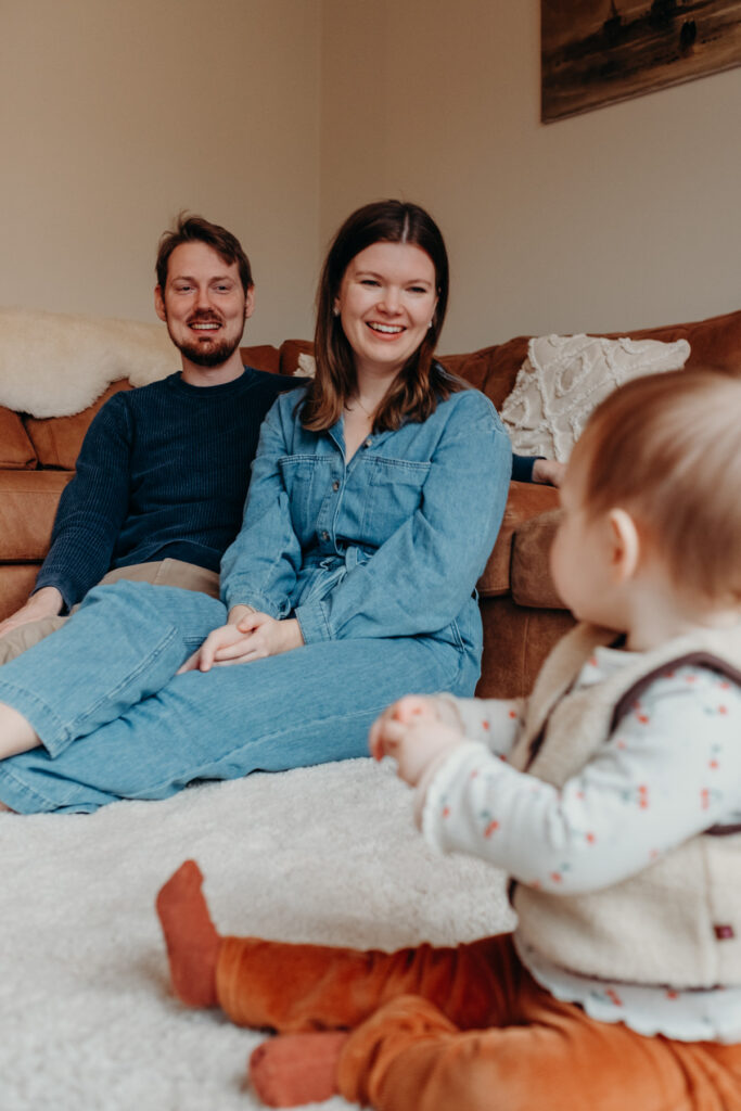 Gezinsshoot thuis onder dakraam in Leiden – Marieke van Dijk Fotografie