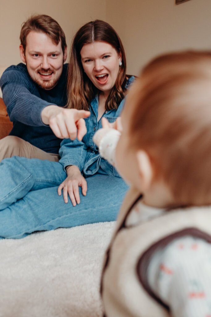 Gezinsshoot thuis onder dakraam in Leiden – Marieke van Dijk Fotografie