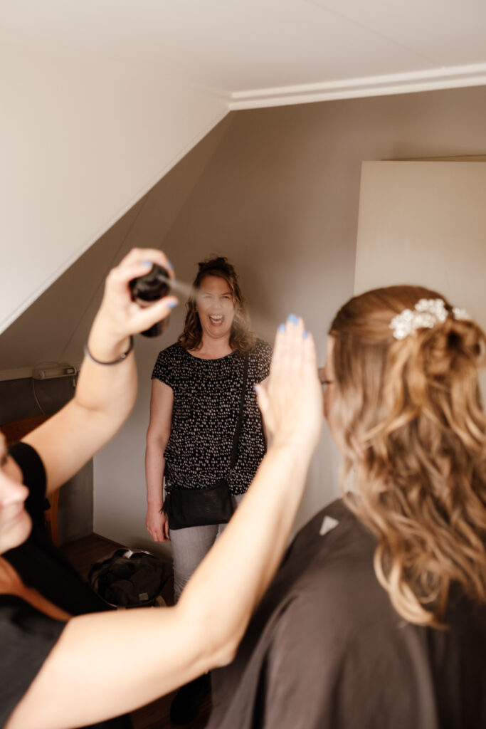 Getting ready op je bruiloft - Marieke van Dijk Fotografie