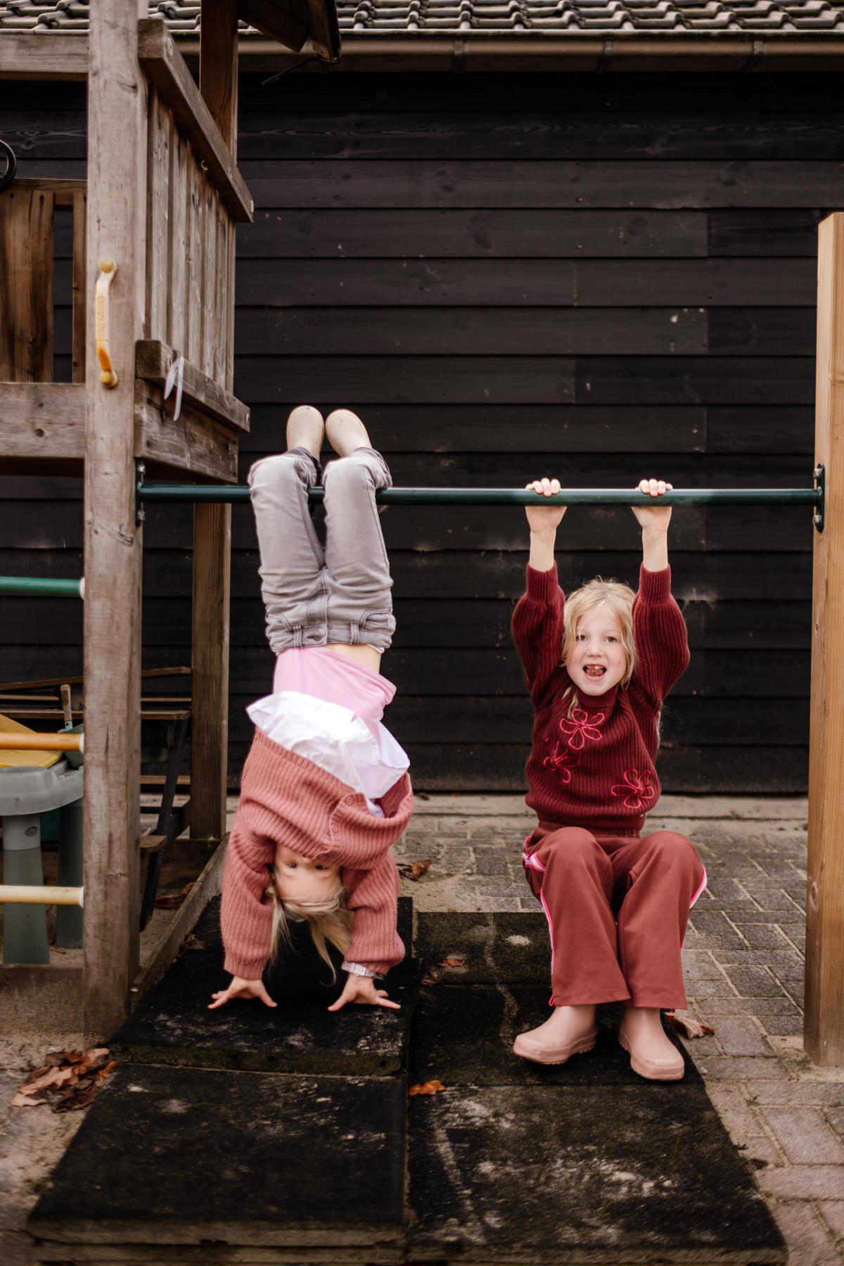 Kinderen spelend Lekker thuis buiten - gezinsshoot zonder poseren Gelderland — Marieke van Dijk Fotografie