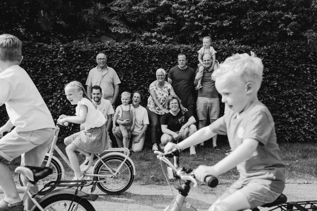Opa en oma met kleinkinderen op camping de Acckersate grote familieshoot Voorthuizen — Marieke van Dijk Fotografie