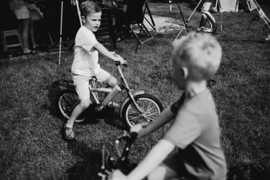 Kinderen fietsen op campingpaadje spontane familiefoto Veluwe — Marieke van Dijk Fotografie