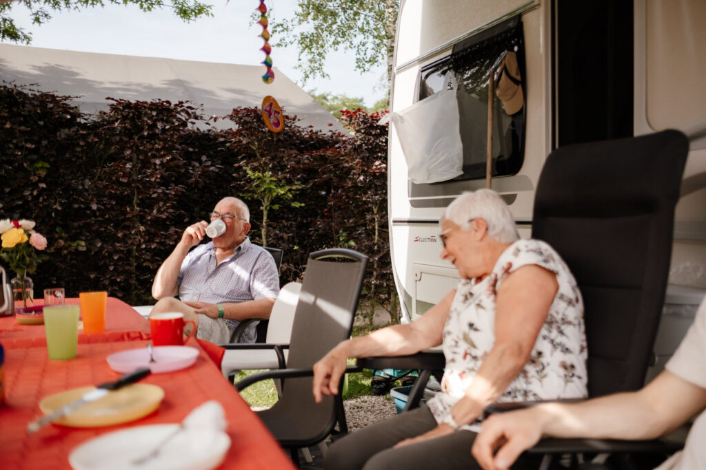 Opa en oma met kleinkinderen op camping de Acckersate grote familieshoot Voorthuizen — Marieke van Dijk Fotografie