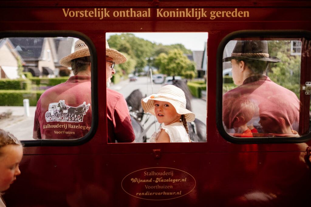 Familie bij huifkar met Friese paarden grote familieshoot Voorthuizen Gelderland — Marieke van Dijk Fotografie